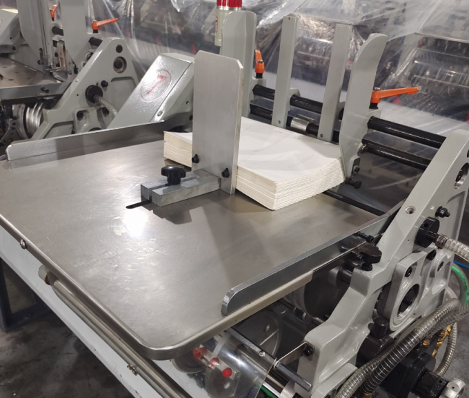 PRY-8D Verzamel- en boekzadelstik- en snijmachine 3