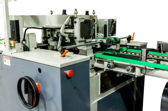 PRY-8D Verzamel- en boekzadelstik- en snijmachine 8